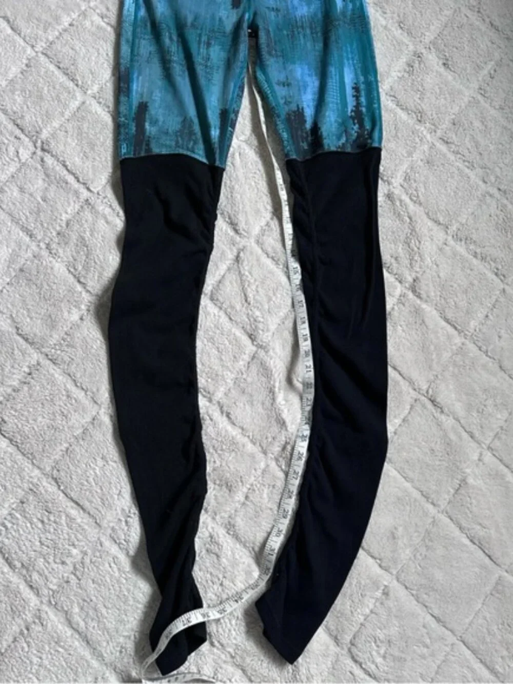 ALO Yoga | Blue and Black Tie Dye Ribbed Low Rise Goddess Leggings | Size Small